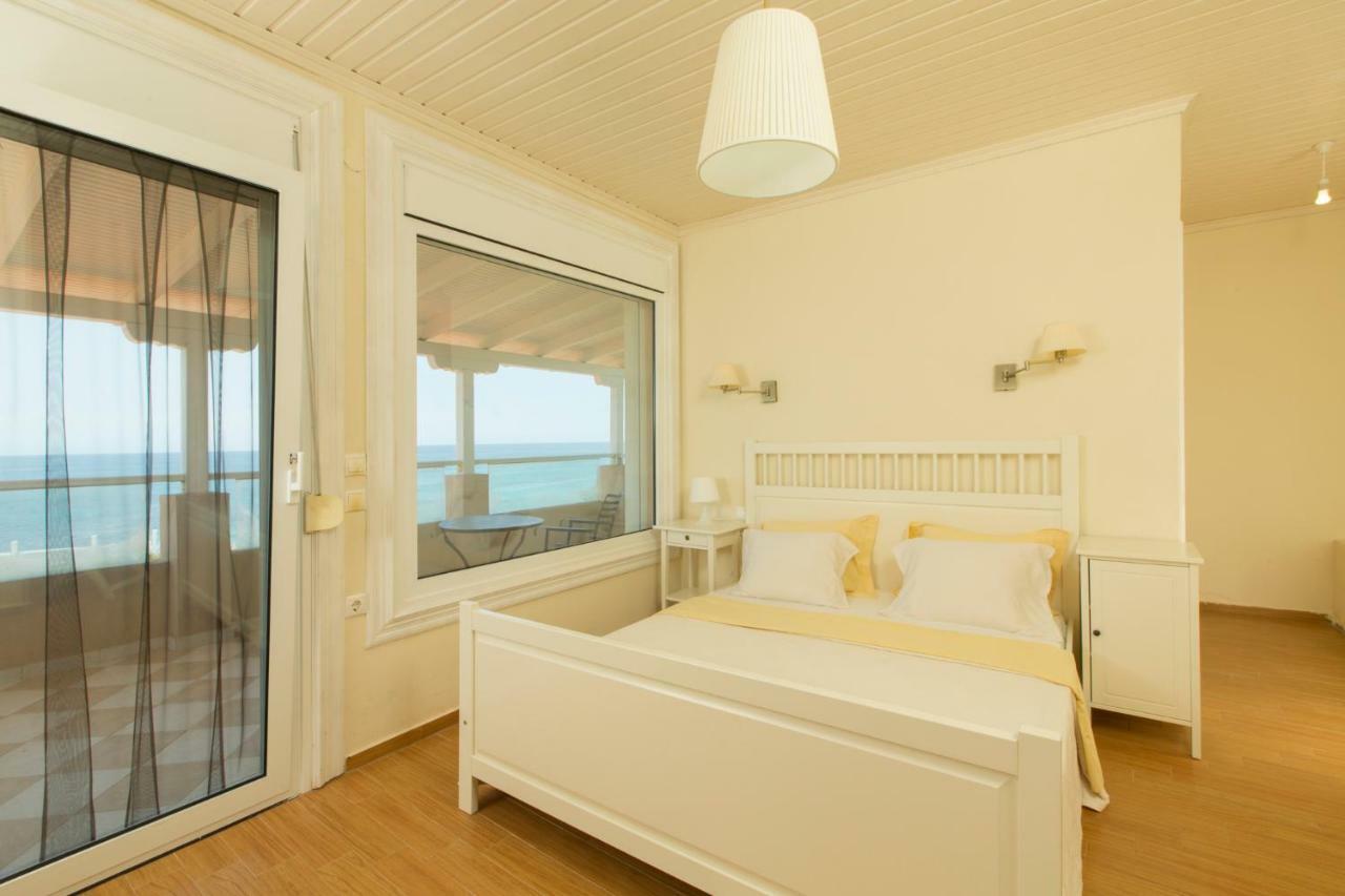 Magnificent Seascape Villa On A Secluded Beach Néa Moudaniá Eksteriør bilde